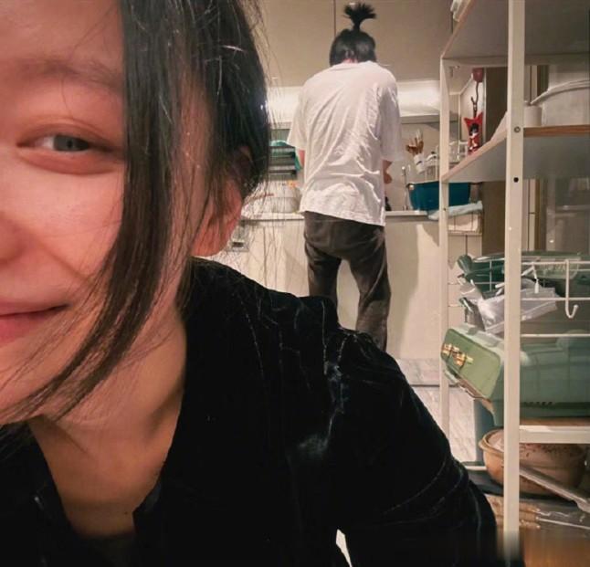 倪妮终于大方了一回。倪妮这组生活照，照片中和一男性友人关系亲密，不仅拍下了男友