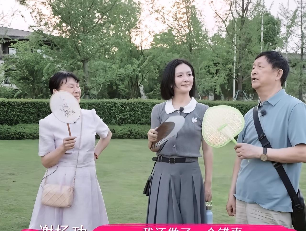 谢娜爸爸对谢娜说：“我做过一件错事你不知道。”谢娜：“啥事？”谢娜爸爸：“你北漂