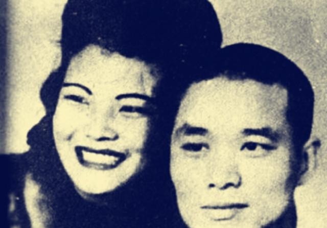 1942年，在一次国民党军统宴会上。军统特务头子戴笠双眼紧盯沈醉的妻子，看个不停