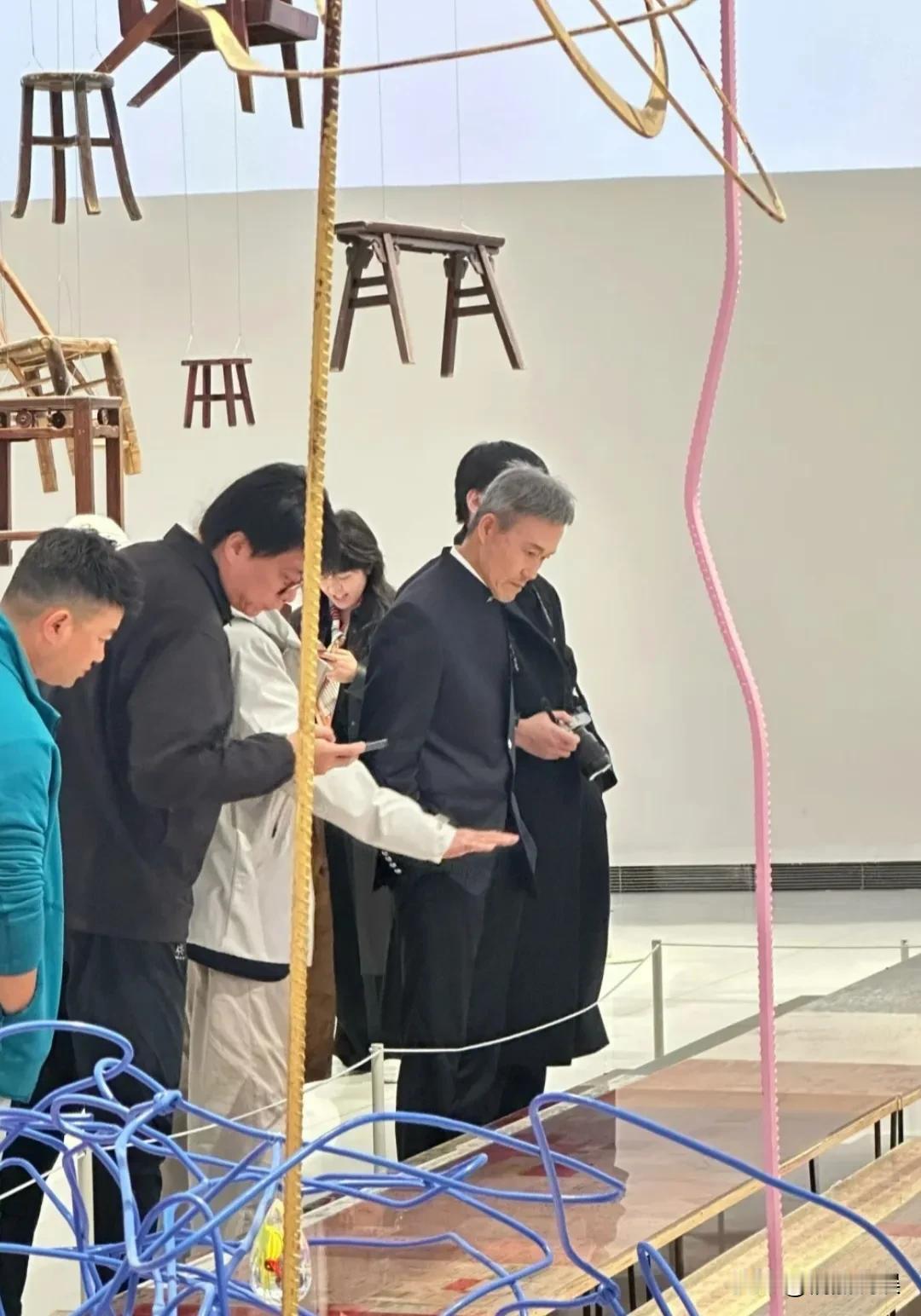 王石现身深圳湾观看展览，这一次老婆田朴珺终于帮他找对穿搭了！他头发花白，还用假