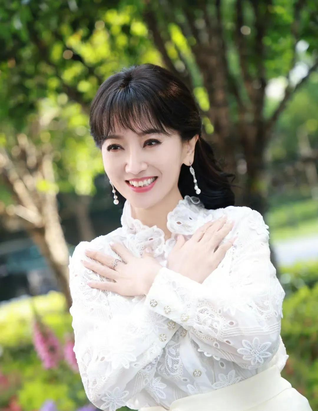 美翻了！越来越喜欢赵雅芝和叶童的穿搭，同样穿白色的她们，你们觉得谁更胜一筹？这