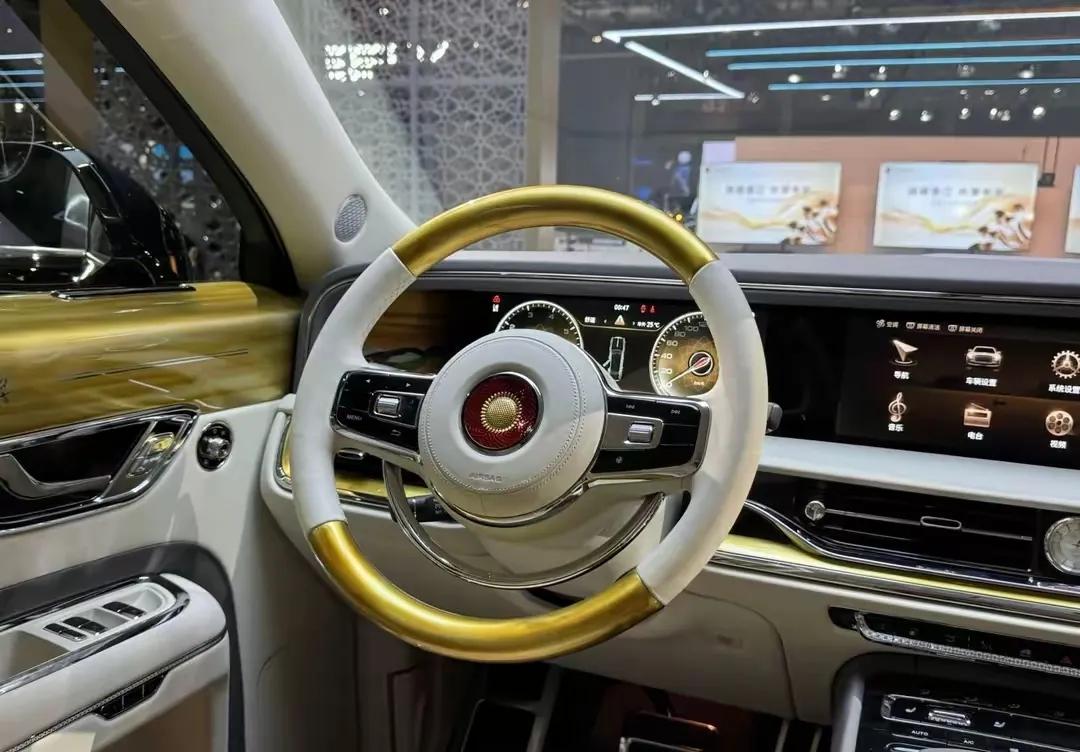 红旗国礼在2025香港车博会惊艳亮相，这排面直接拉满！它是红旗金葵花品牌的旗舰轿