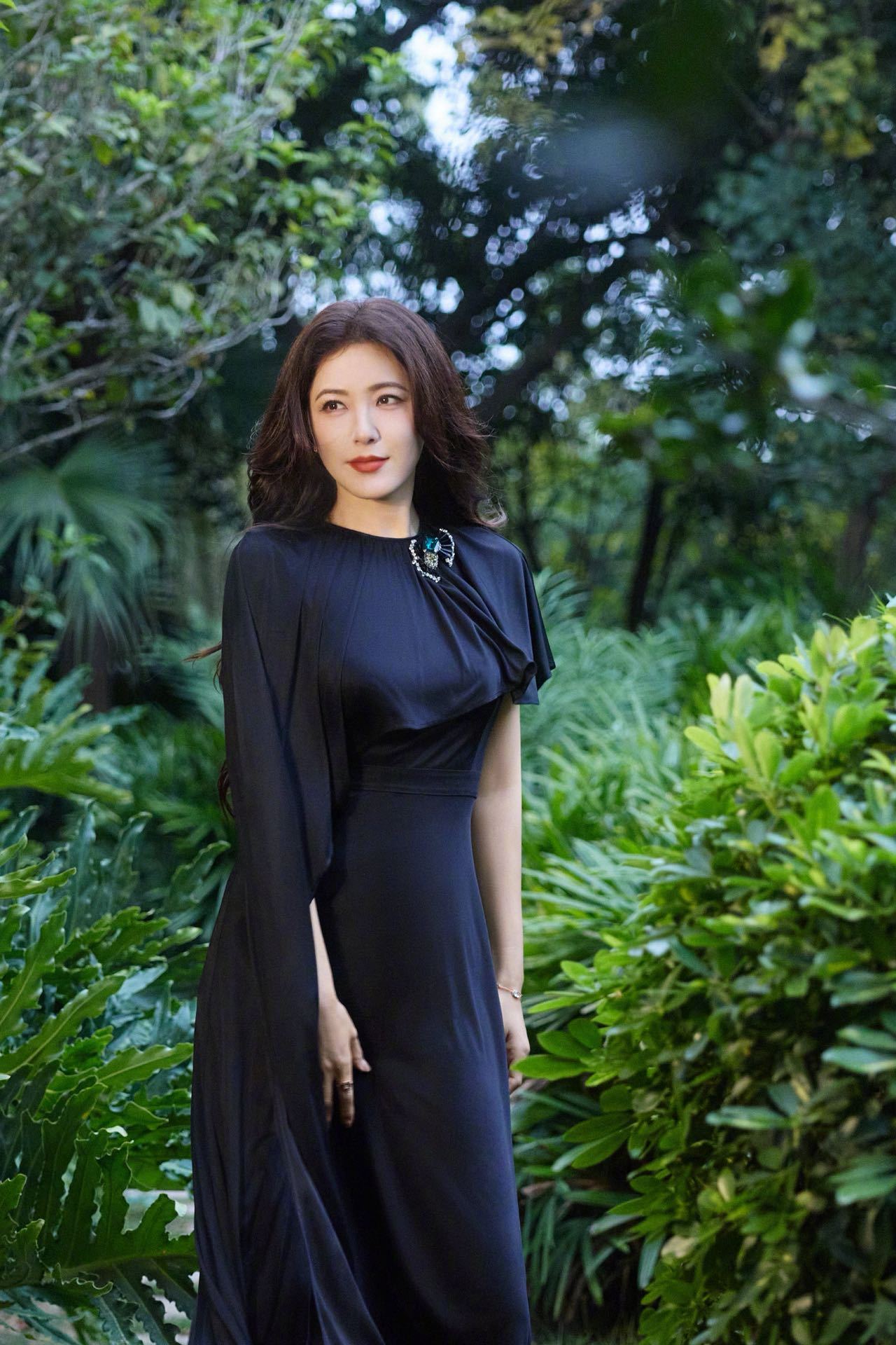  曾黎姐姐这简直是刻在骨子里的优雅！一张出发图的端坐宛如名画，让人想起《沉默的荣