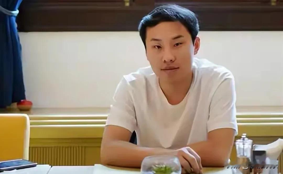 徐志胜，满脸幸福！6月1日，知名狗仔放出了徐志胜在北京的私人行程。画