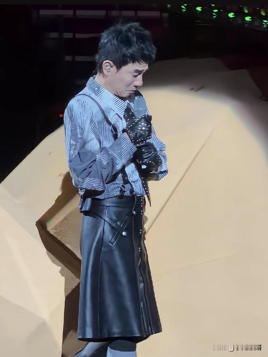 1288元门票只能看后脑勺！陈小春泪洒舞台主动退票，应采儿暖心发文力挺近日