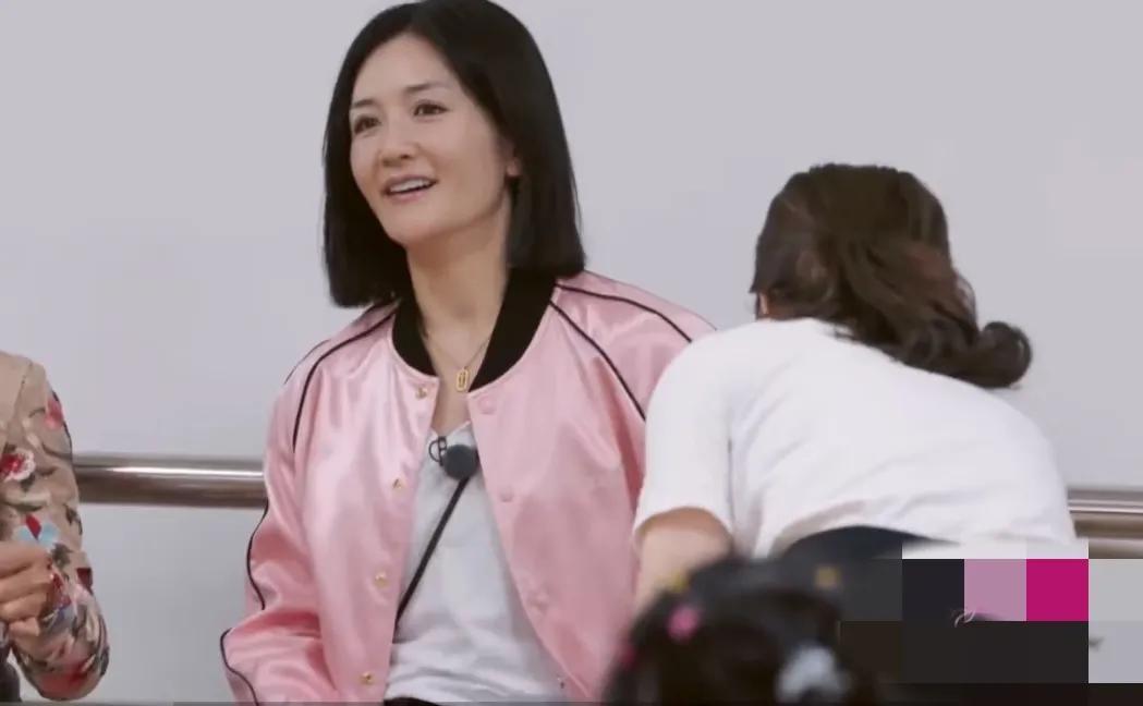 谢娜在新综艺节目中随便穿了一件粉红色外套，得知价格后，网友:明星真有钱。看谢娜