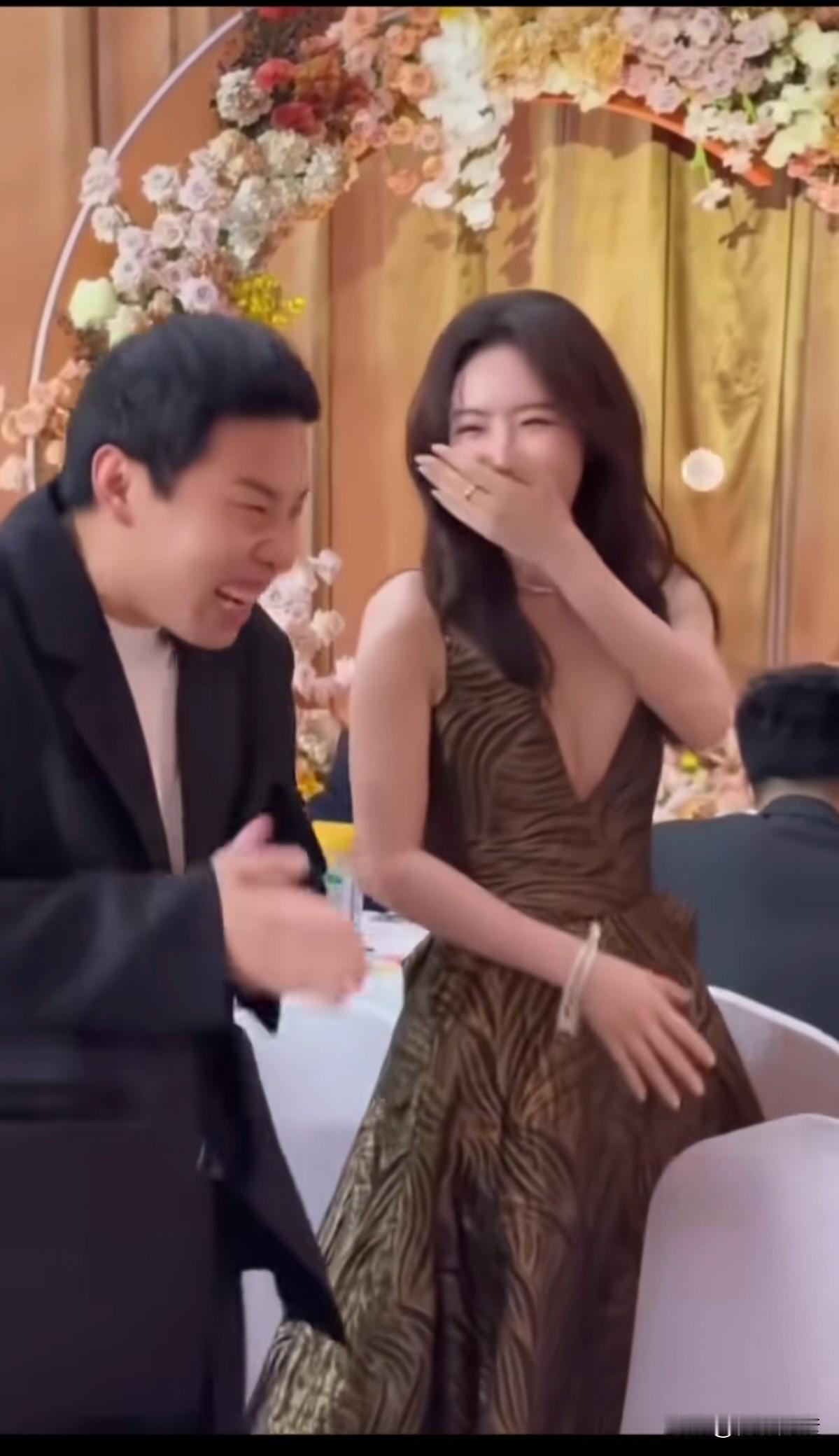 美女太性感了，弄得谐星徐致胜只有尬笑，也不敢直视美女。