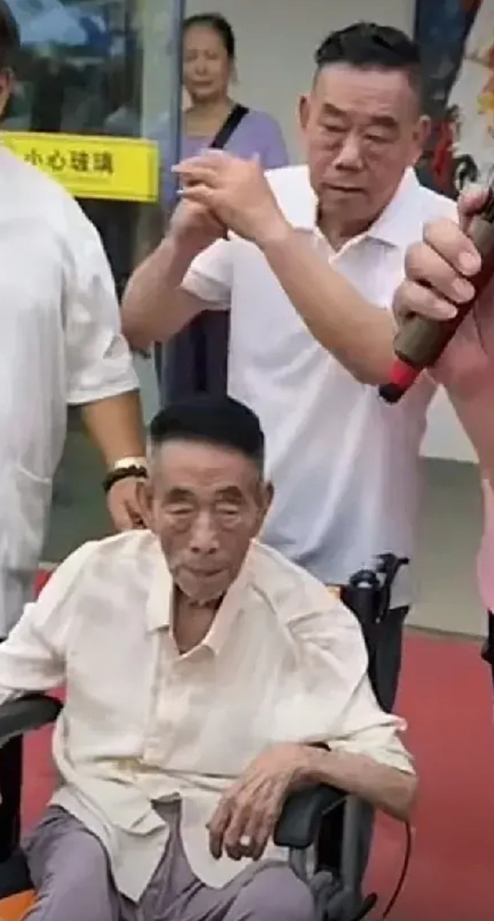 杨义，真是孝子啊！刚刚，杨少华走了。上午还被俩儿子推着去给一个饭馆开业，下午
