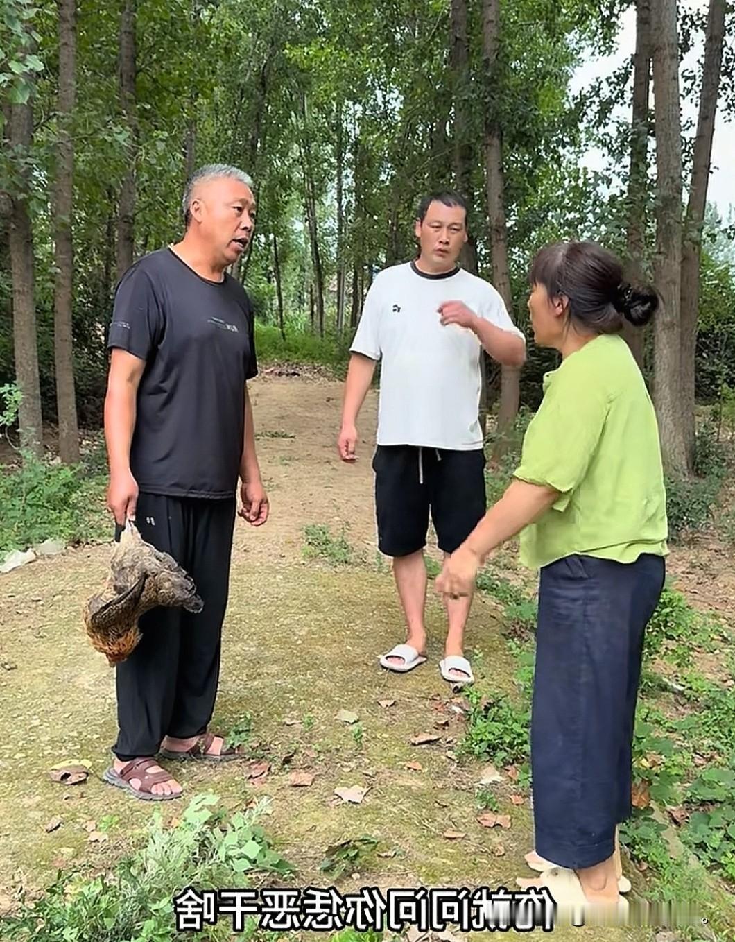 小故事！这天大飞家的鸡又死了一只，大飞家里每个人都怀疑是，刘二蛋干