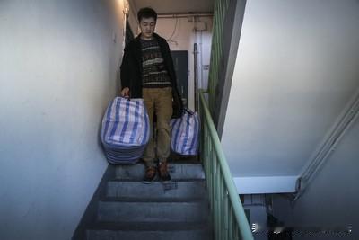 以后楼市里面，那种一室，和两室的房子，如果大概率会跌到租金和房贷持平的地步，因为