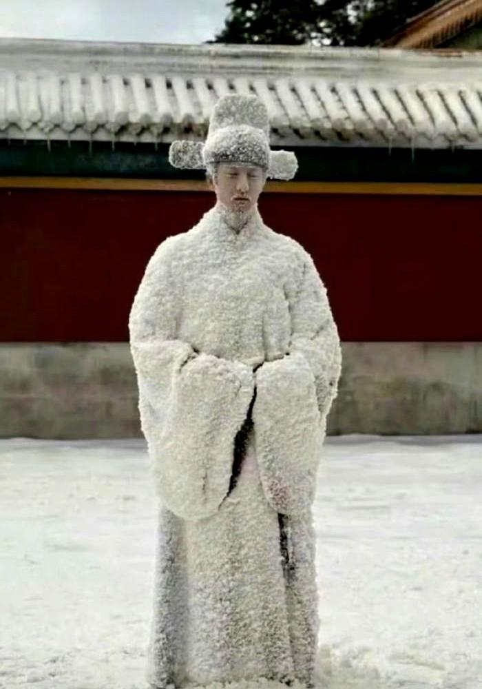 大雪盖头，他连一声都没吭，硬生生冻死在宫门外。39岁的尚书，为了弹劾宦官，拿