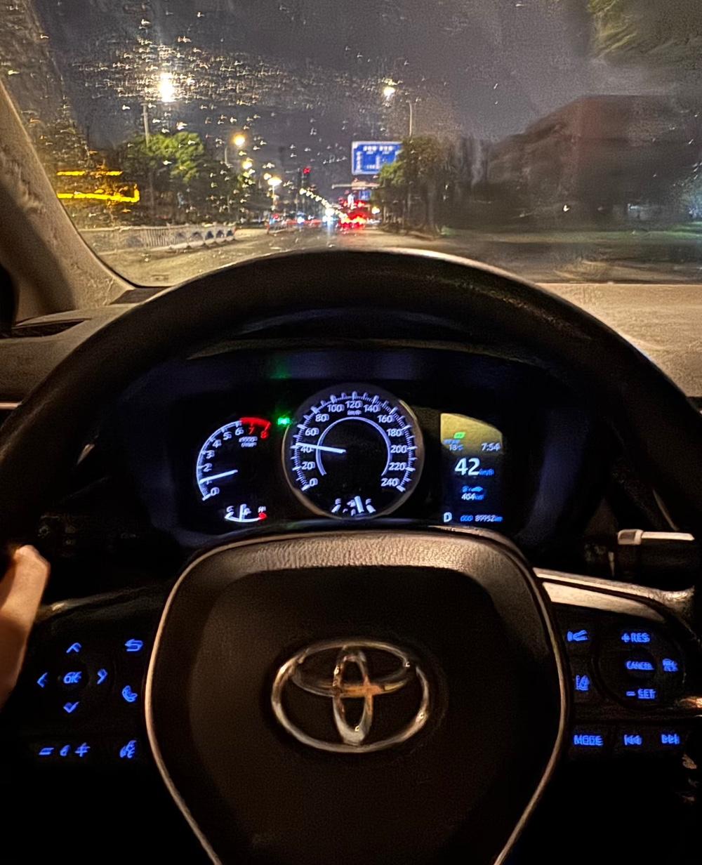 前阵子帮表妹选车，她试了一圈最终定了卡罗拉。让她做决定的是油耗，市区开也就6个多