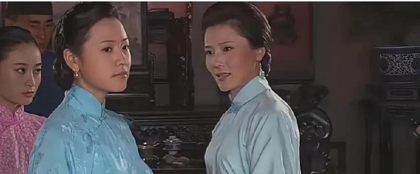 《大宅门》里的槐花，真是把“看人下菜碟”和“时运弄人”演活了。当丫鬟时，她