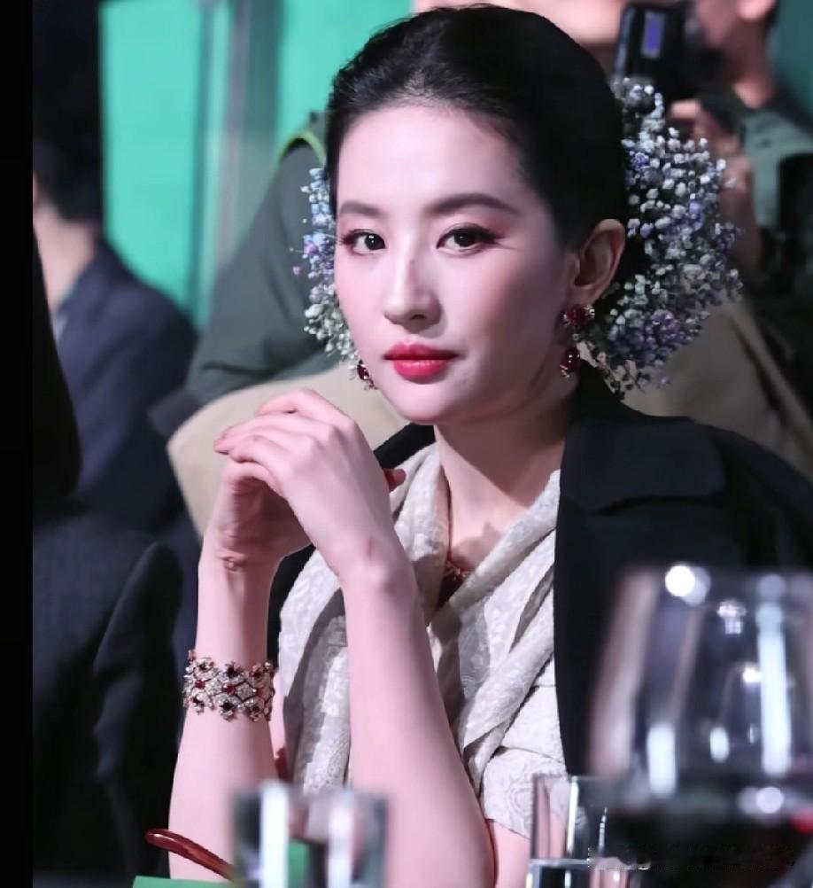 刘亦菲的“耳环消失术”着实令人叫绝！她未曾刻意整容，珠圆玉润的面容与传统审美