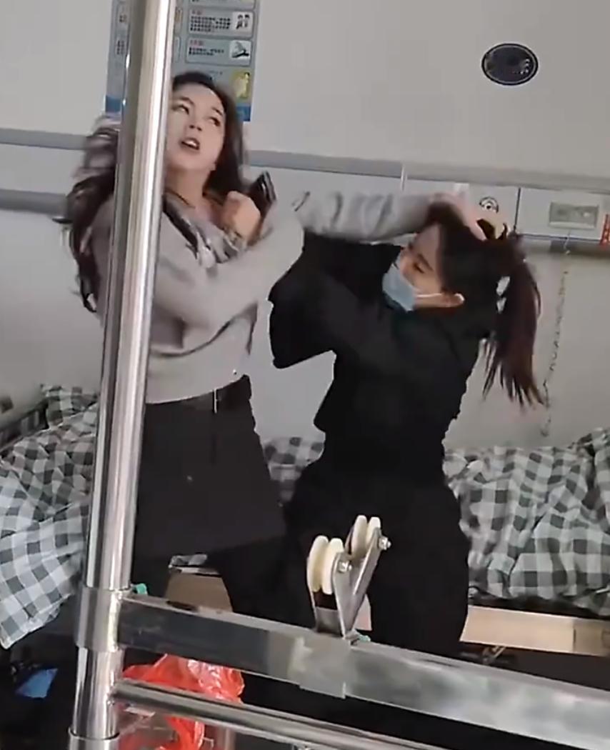 男人住院，两个女人争风吃醋打起来了，据说一个是正牌老婆，一个封印的情人。这个男人