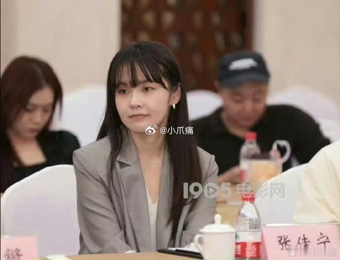 张佳宁素颜太恐怖了，35岁素颜简直太美了，这种体制内打扮太有味道了