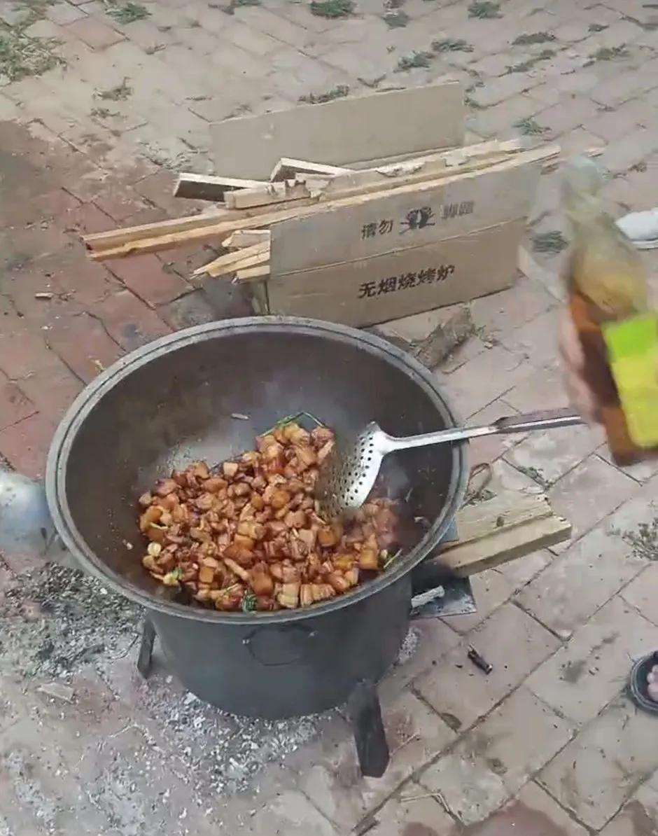 想想我们这一代多享福啊天天有肉吃吃到不想吃昨天晚上用劈柴灶炖的大锅菜老爸