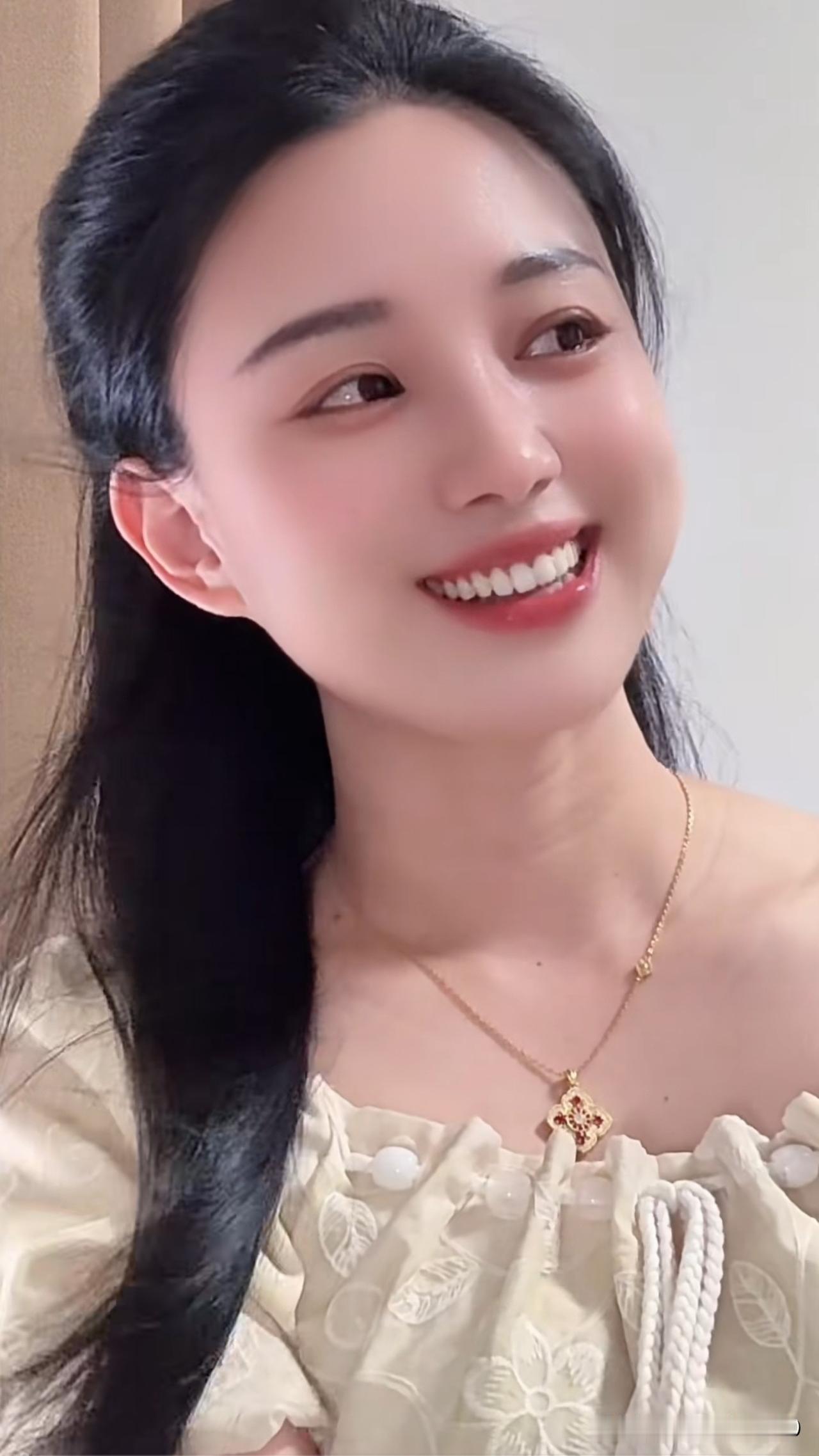 这位美女笑容甜美，气质优雅。