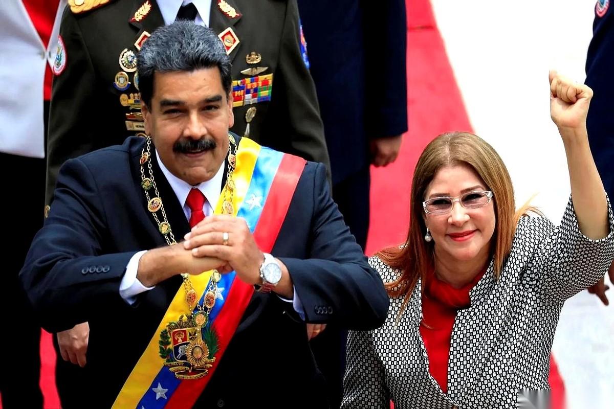 抓总统就罢了，连老婆也一起抓。愣了三秒，然后一下就想明白了。这哪是怕她继续执