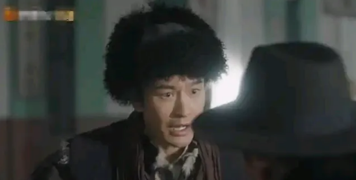 继续追剧《潜渊》。此剧开篇就是，黄晓明饰演的我党特工梁朔，由于头部受伤，失