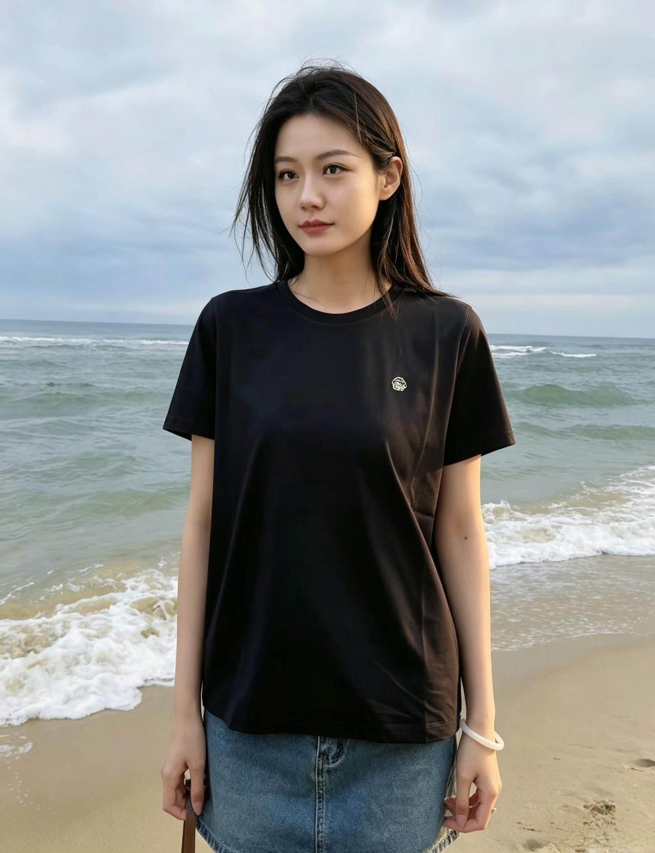 海浪一遍遍漫过沙滩云在天边慢慢舒展你静静站在风里一身简单的黑衣就把整片海