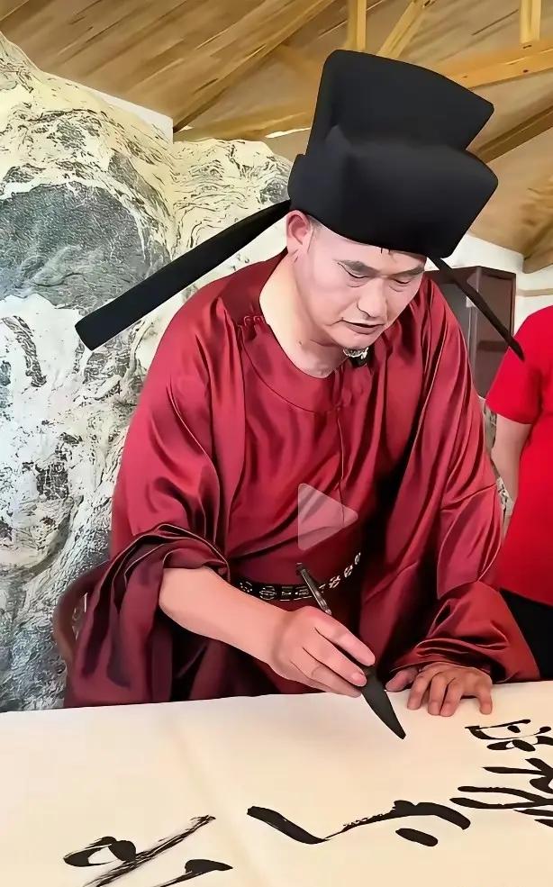 网友太有才了，称大衣哥朱之文的书法是“精通鬼画符的精髓”！其实大衣哥学唱歌就好
