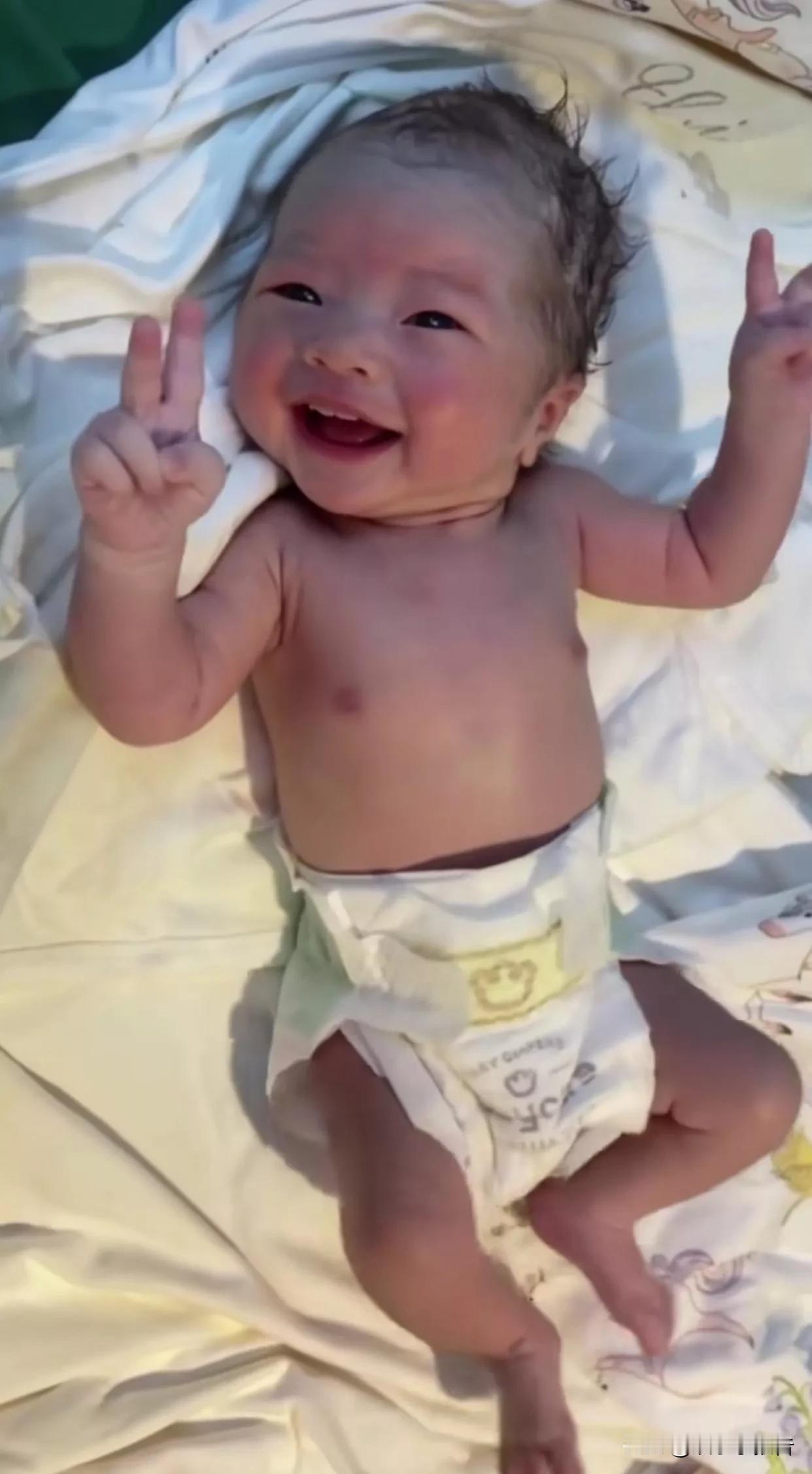 刚出生的小宝宝吧，笑容可以治愈一切，他就像小天使那么可爱太漂亮了居然还会比