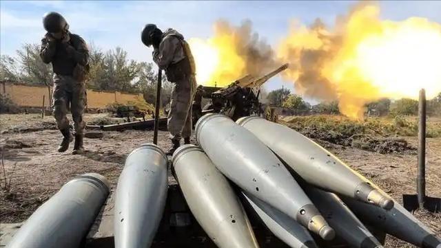 俄乌战争有一个奇葩现象，当北约三十几个国家给乌克兰送飞机，导弹，坦克等武器时，世