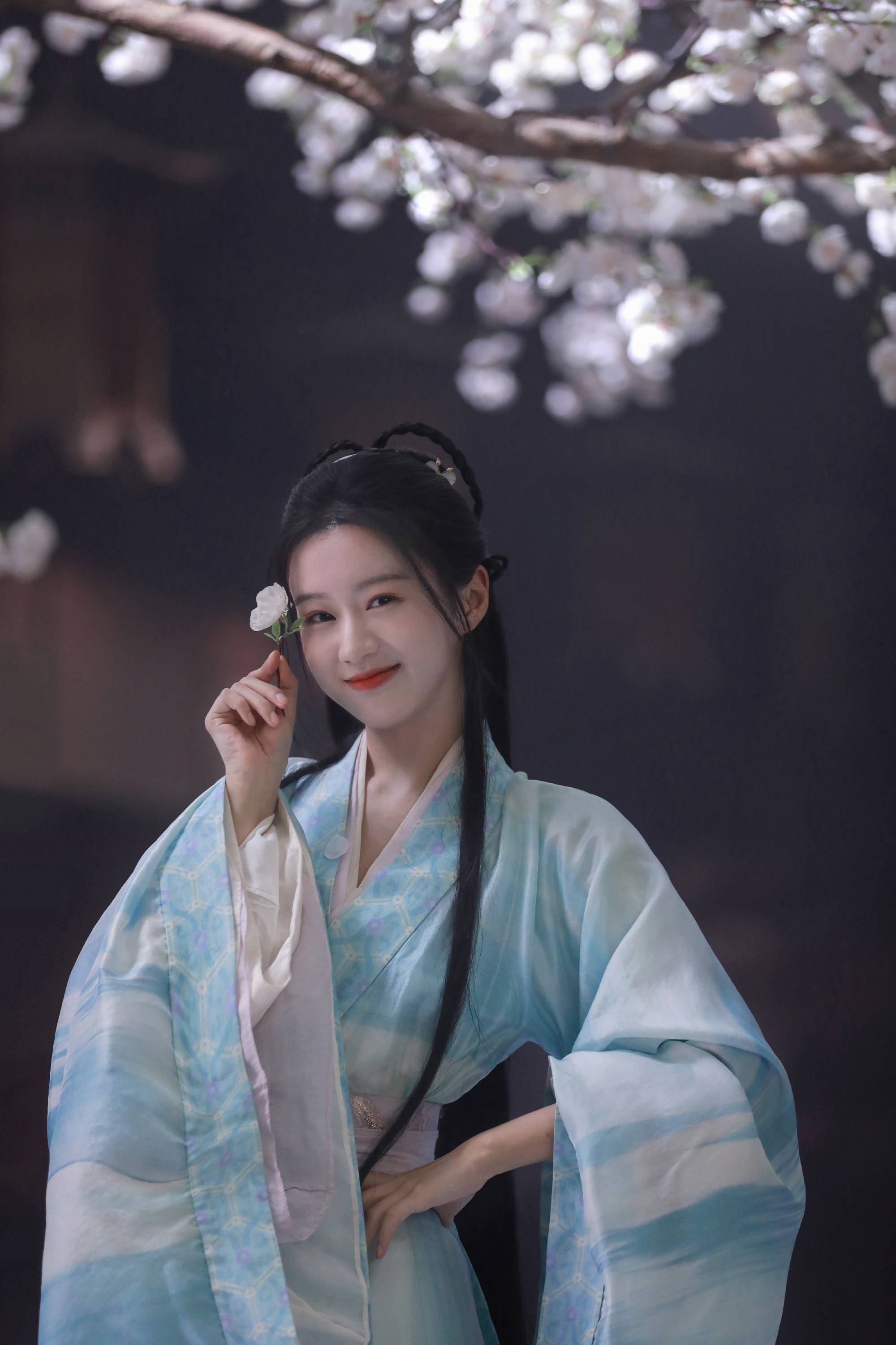 作为汉服小白看完狂喜！她这身上衣完全没有传统汉服的厚重感，浅色淡彩纹理像我妈买的