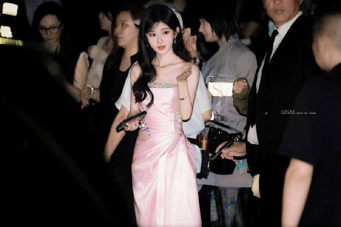 鞠婧祎怼脸生图​跟精修有区别吗？我觉得一模一样啊​​​