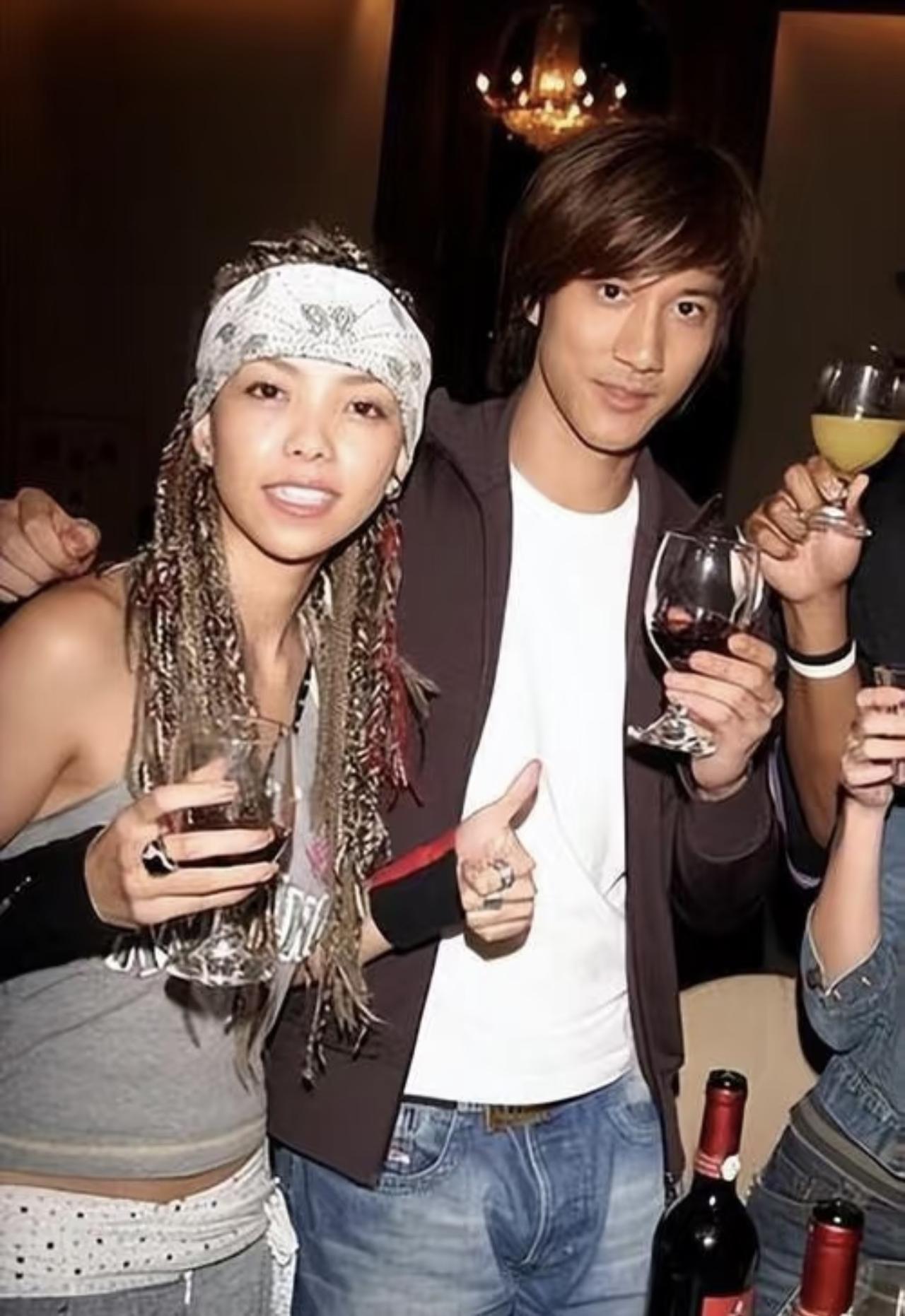 王力宏与张惠妹古早合影，两人年轻时期与友人相聚的画面。王力宏与张惠妹在华语乐