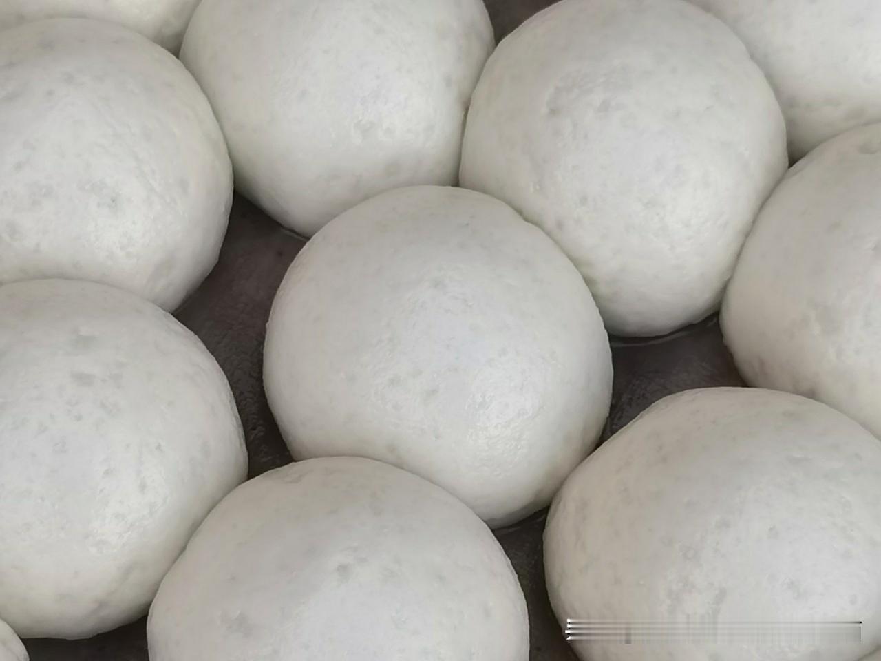 鲁西北农村传统家常饭：柴火铁锅蒸老面馒头。傍晚光线弱，又有热气，近点看，至少