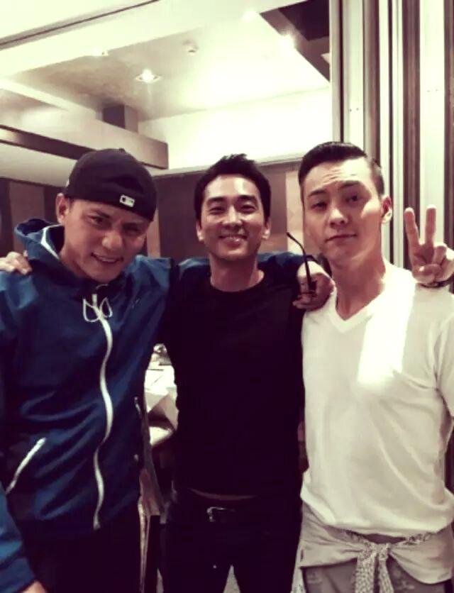 三位男神同框：刘亦菲的前男友宋承宪丰神俊逸，雄姿英发；一旁的陈炜霆油头粉面，张眉