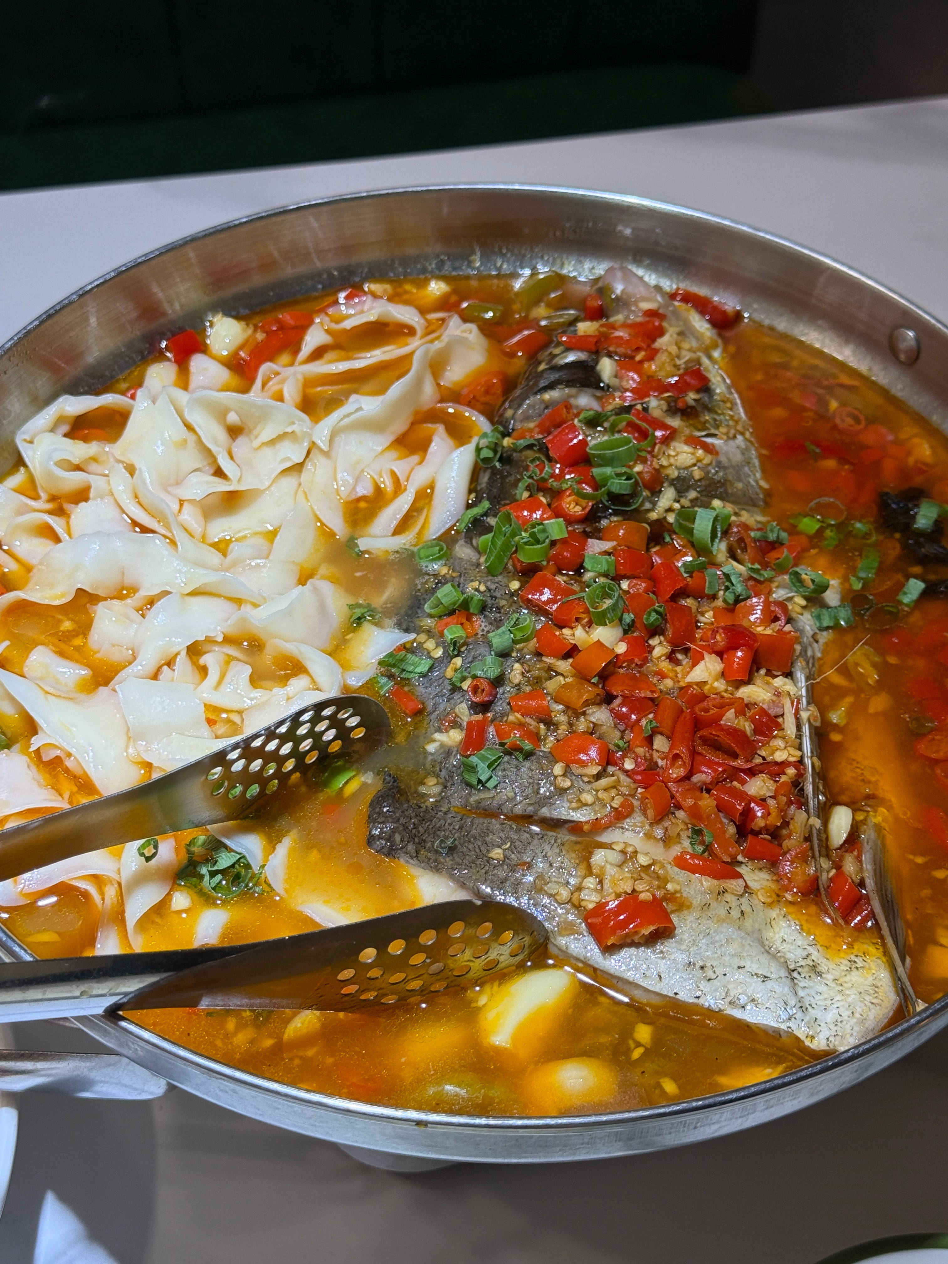 朴素的一餐出来吃了湘菜，既想吃烟笋炒腊肉，又想吃剁椒鱼头，就都点了，菜量很大，