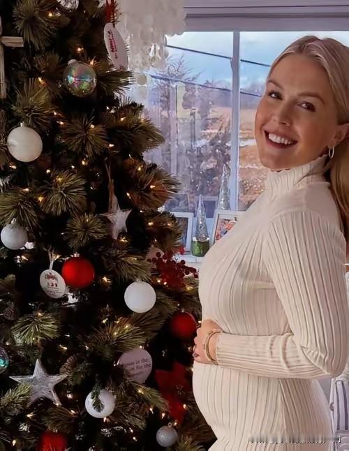 美国白宫发言人莱维特的肚皮又大了你没看错，这是怀孕，不是发福身处这种位置，