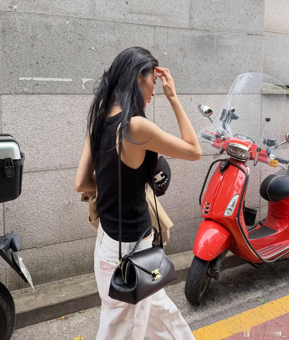 秀智最近背的CELINE黑色包款，原来是2026冬季全新FlairBag！以经