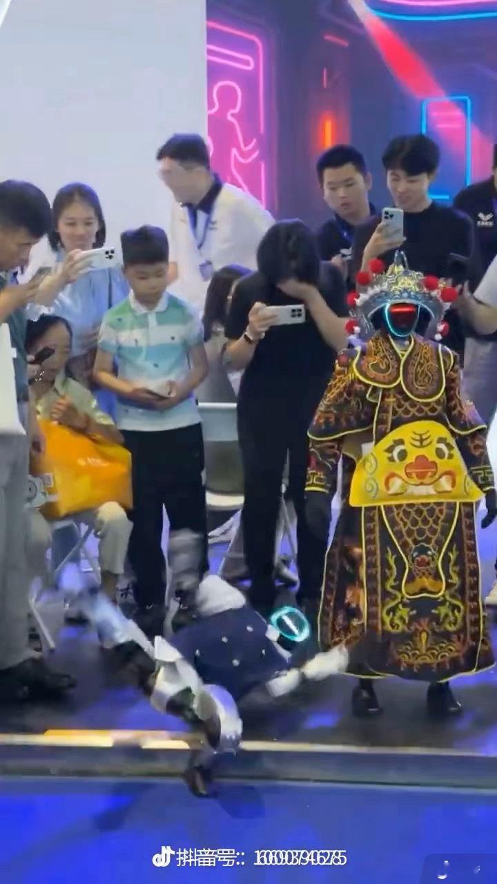 机器人失误瞬间，哈哈哈哈​​​