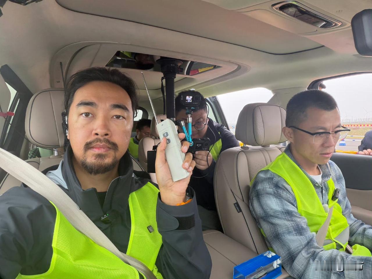 这个人手上拿着遥控器，只要他按一下，轮胎就会炸掉，而这个车的驾驶员是陈震，这你受