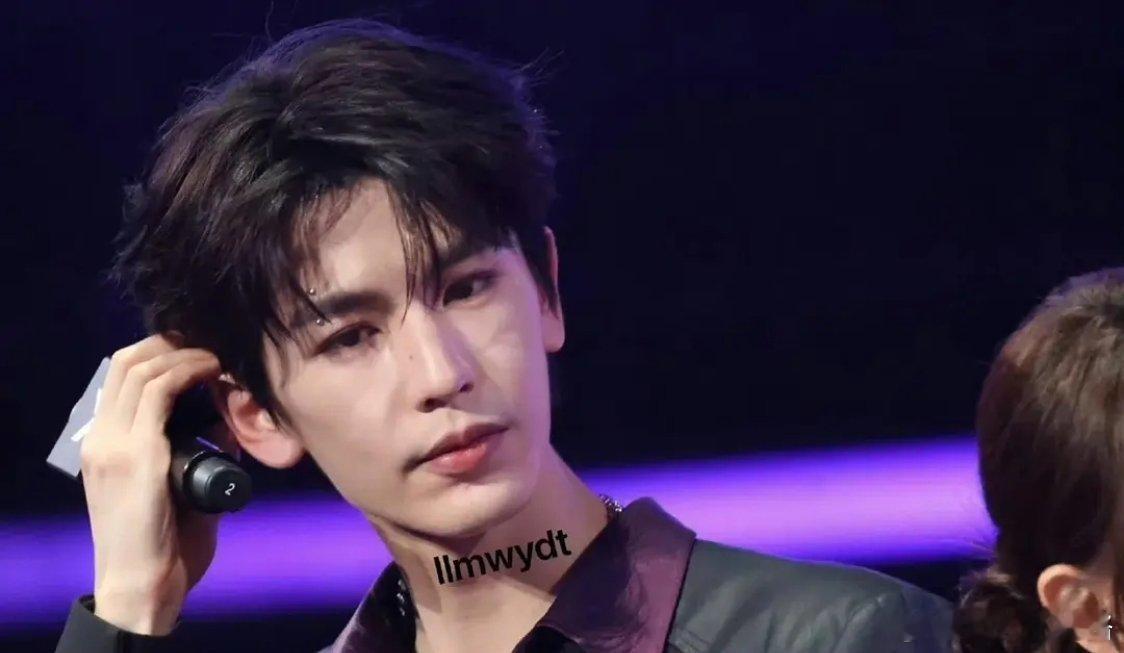 有网友说张凌赫不能笑一笑就玩淡