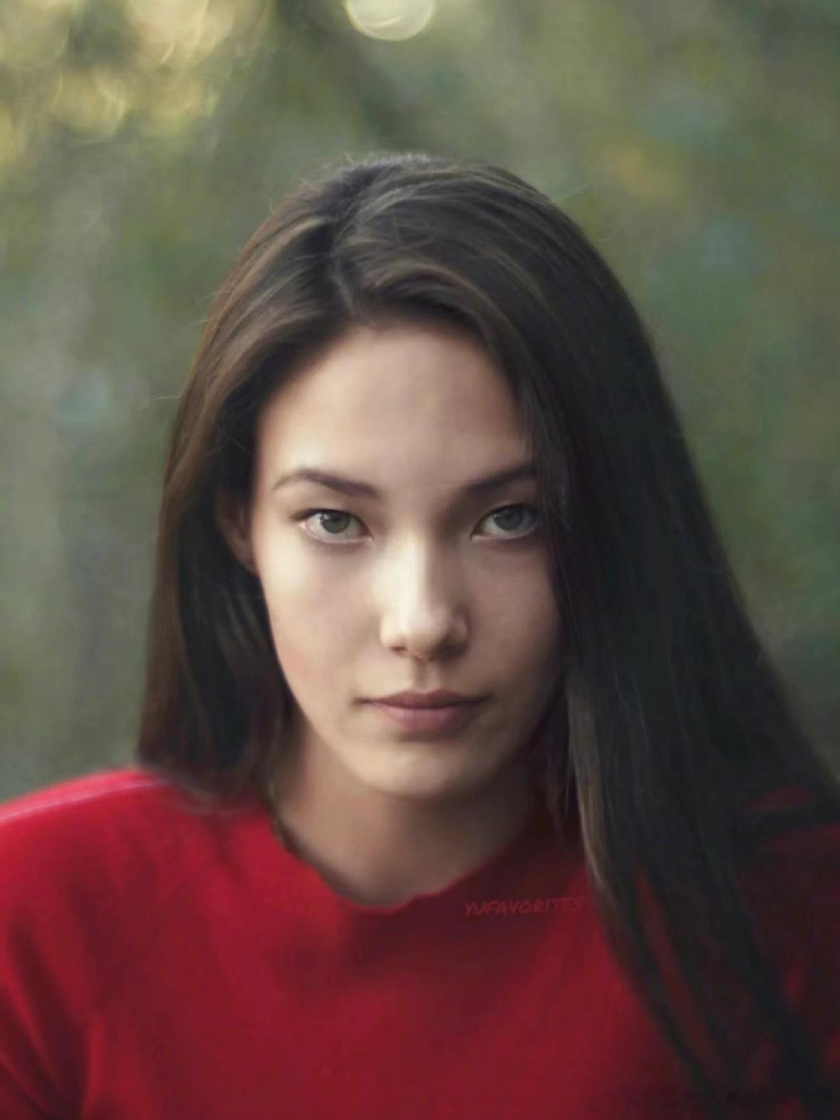 谷爱凌现在的面相越来越有中国味儿了。对比之前的金发时期，简直判若两人，那会儿看着