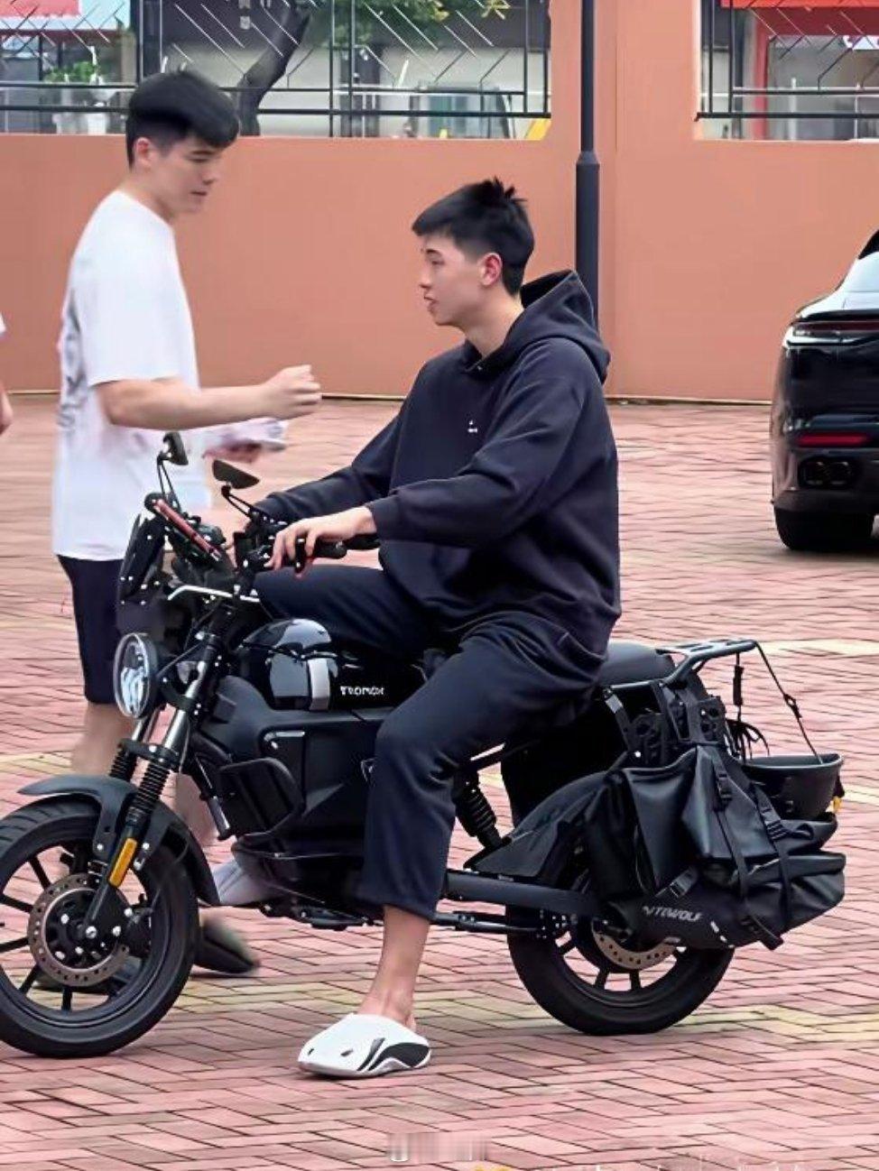 队友开700万劳斯莱斯，崔永熙骑6万摩托车！