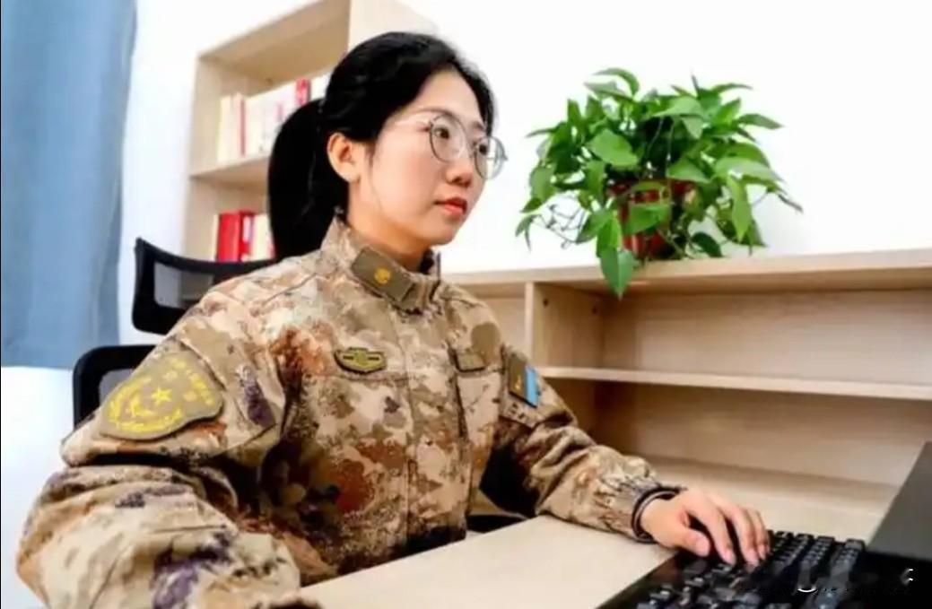 请问：军队文职属于国家公职人员吗？答案：属于，军队文职依法履行职责，享有国家