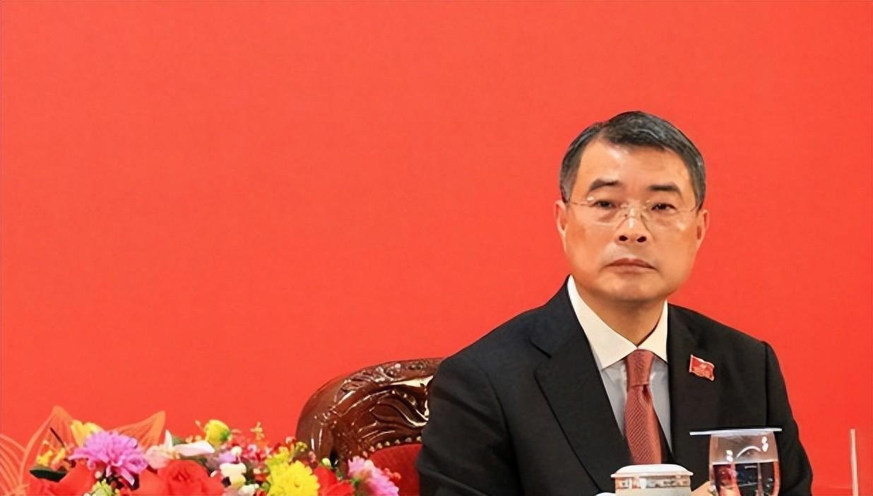 473名代表，460票赞成。8月24日，越南第十六届国会第一次非常规会议闭幕当天