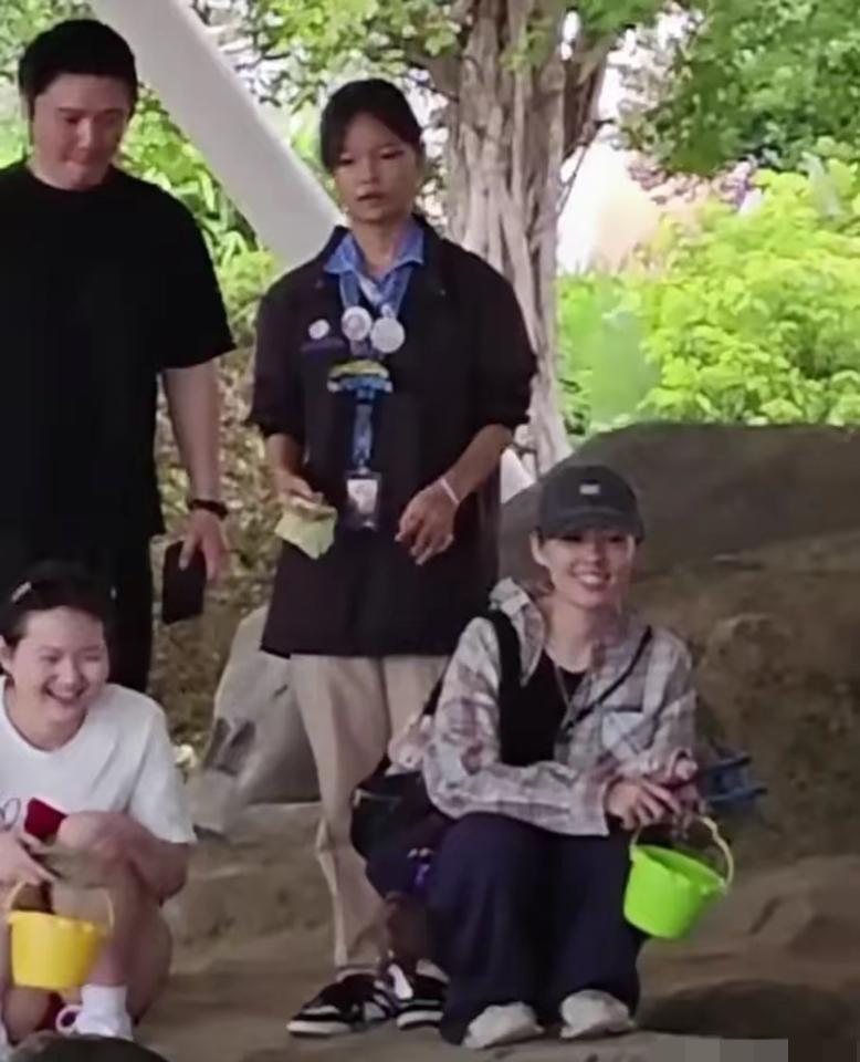 说实话，第一眼看到这组图，差点没敢认！谁说女明星必须得是“冷白皮”才叫美？郭