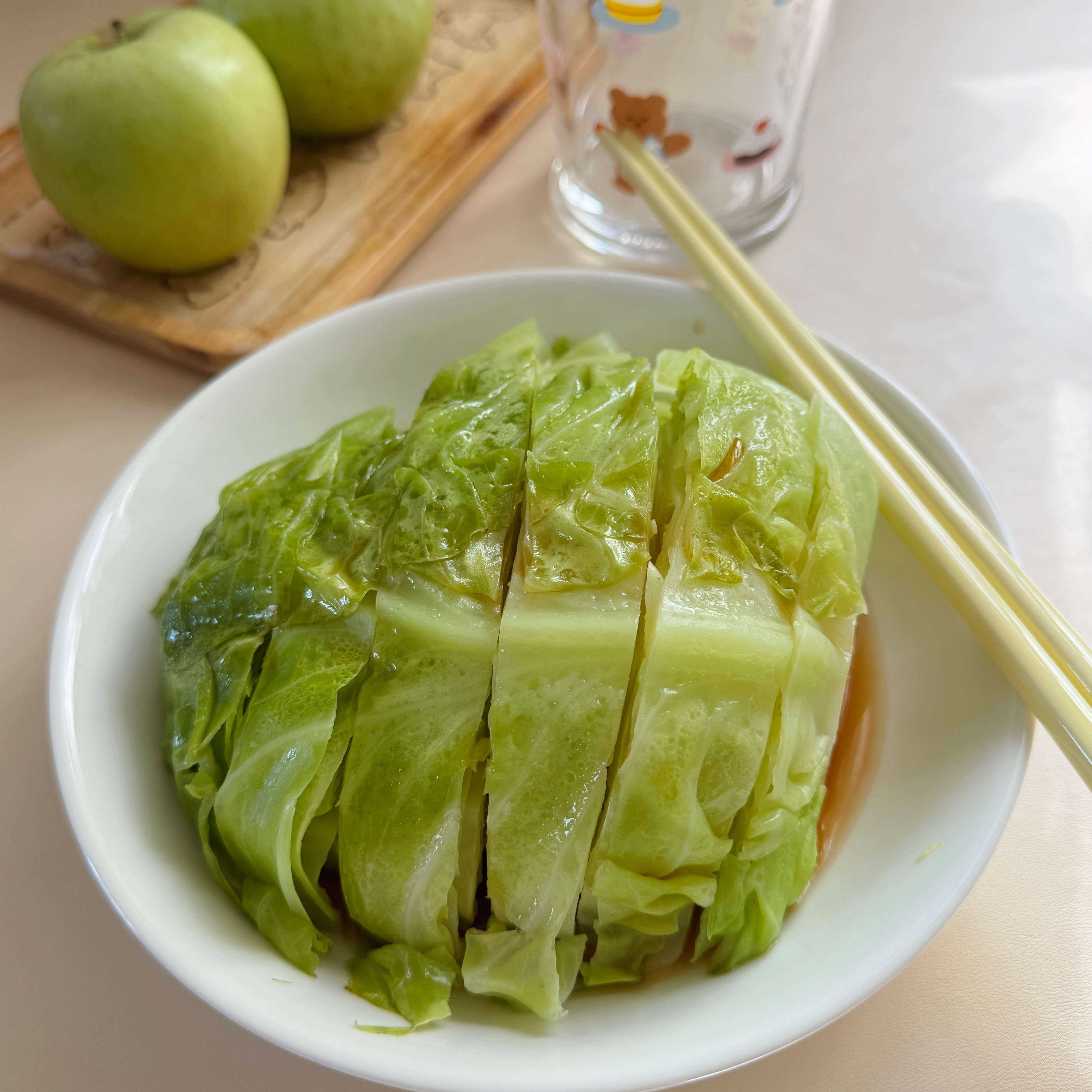 今天吃蒸包菜好好吃热量也很低做法也很简单切一半然后切块放两勺生抽一点香