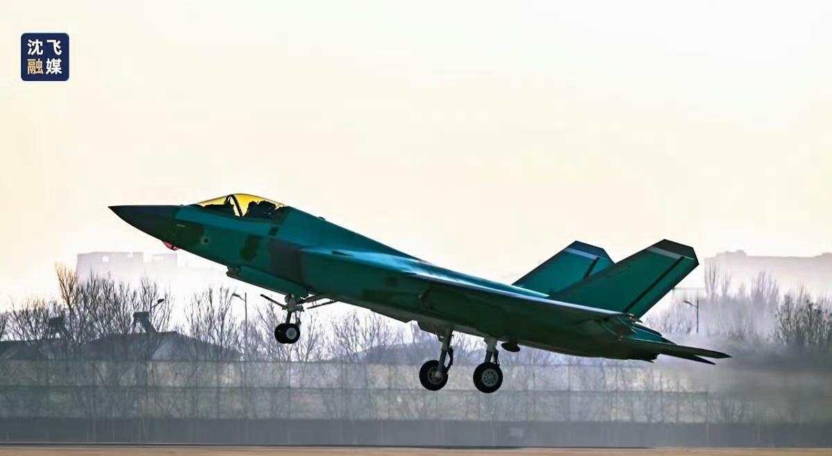 1月6日上午航空工业沈飞试飞跑道上传来震耳欲聋的轰鸣声，一架歼-35飞机腾空而起
