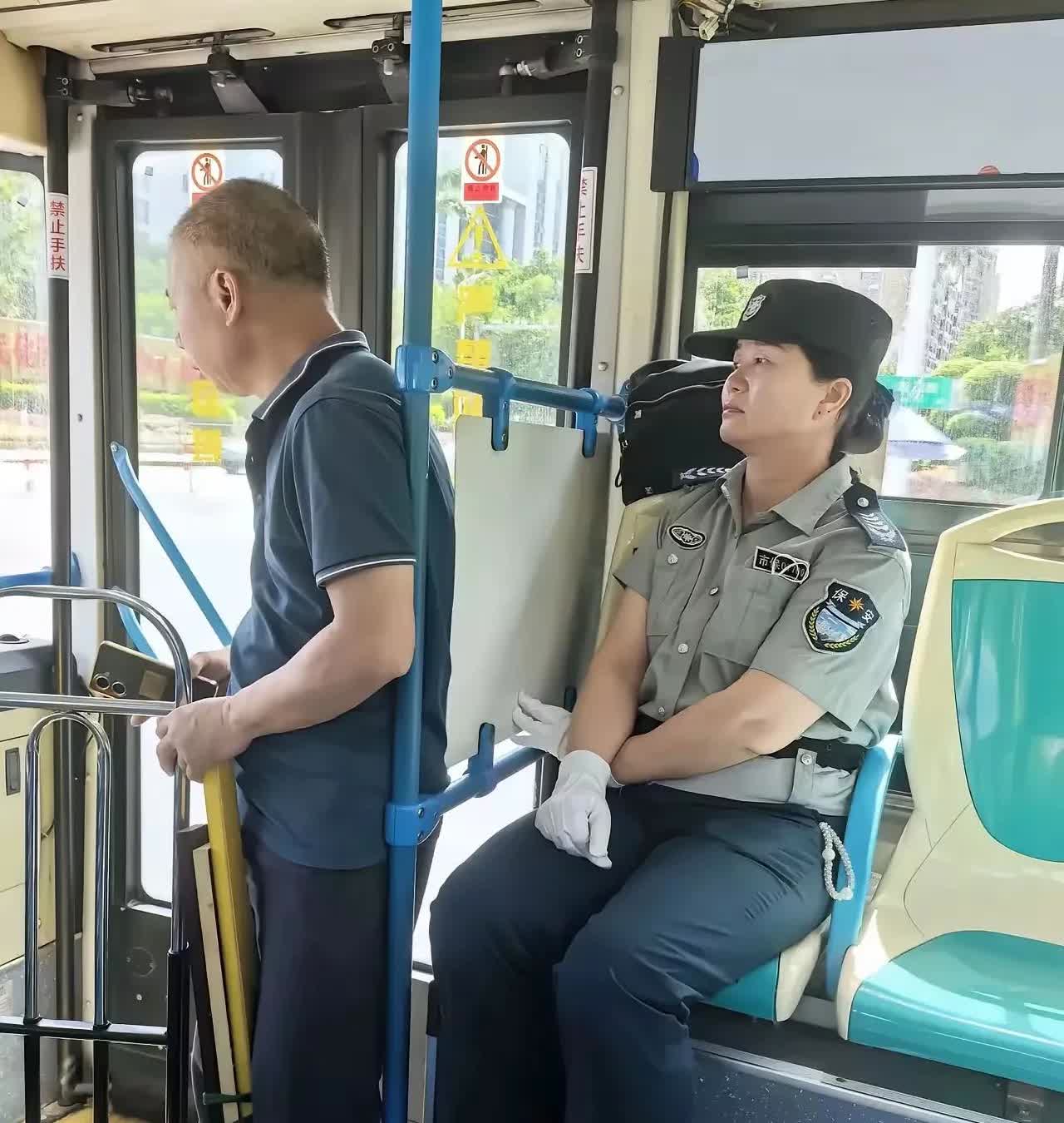 福建厦门，有一名女子跟家人去厦门旅游，发现很多公交车上都配着一名保安员，而且保安
