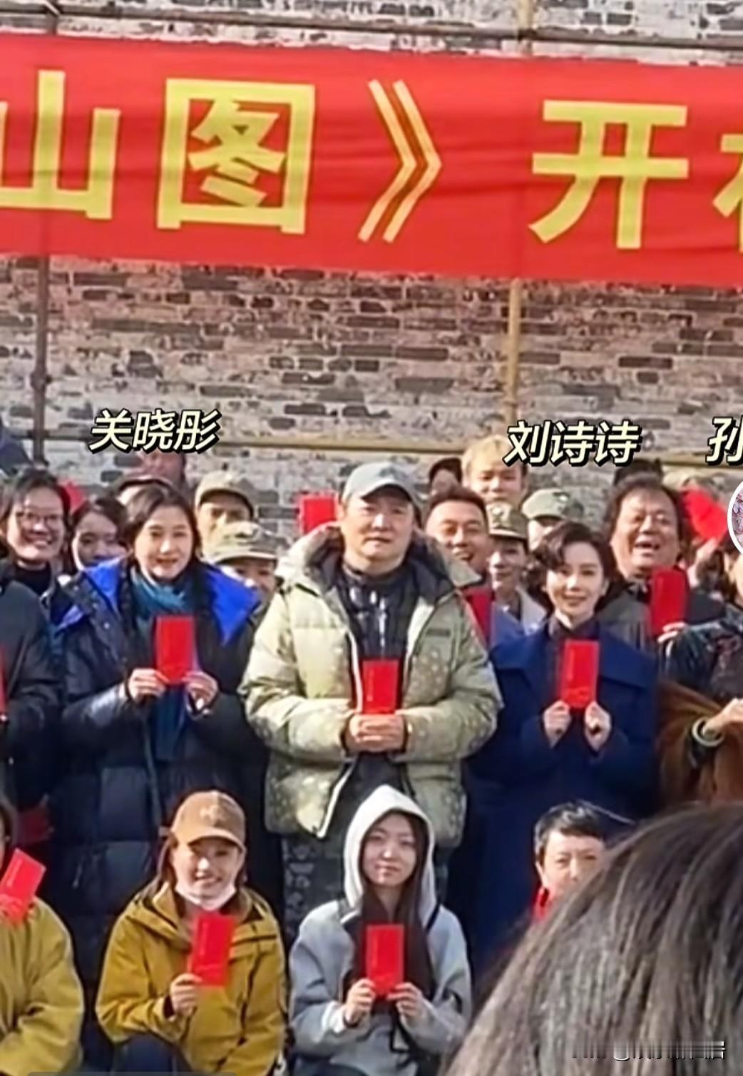 别的咱不说就说这关晓彤已经快30岁了无论什么时候都少女感十足关晓彤新剧开机