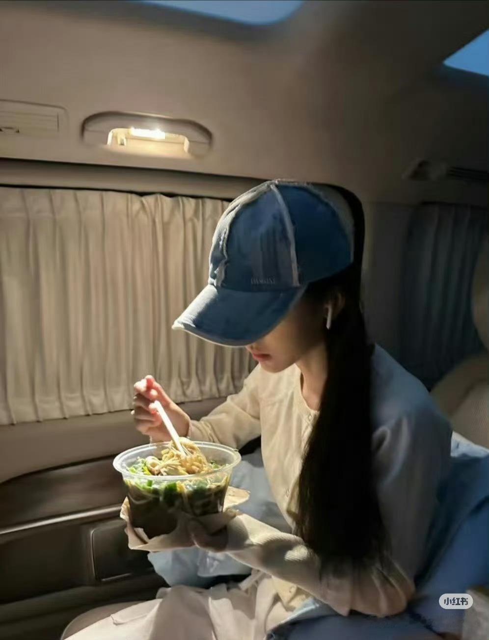 鞠姐不语，只是一味干饭狗仔拍到的鞠婧祎认真干饭