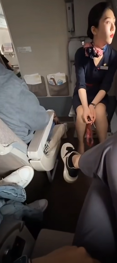 对面的小姐姐为啥突然不高兴了？